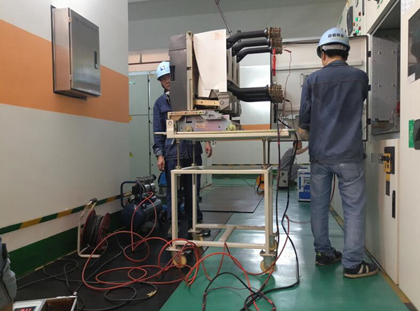 企業(yè)電力安全隱患定期排查，配電房變壓器維保進(jìn)行中！