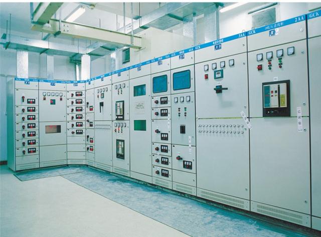 高溫下的電力人堅守維保一線，保障企業(yè)配電房安全