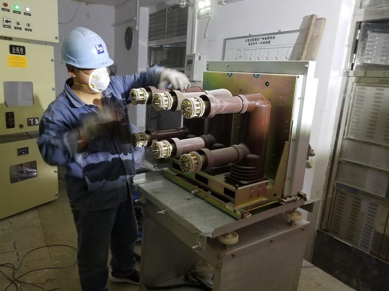 學(xué)校須定期進(jìn)行配電房維保，防止工作電路老化發(fā)生故障